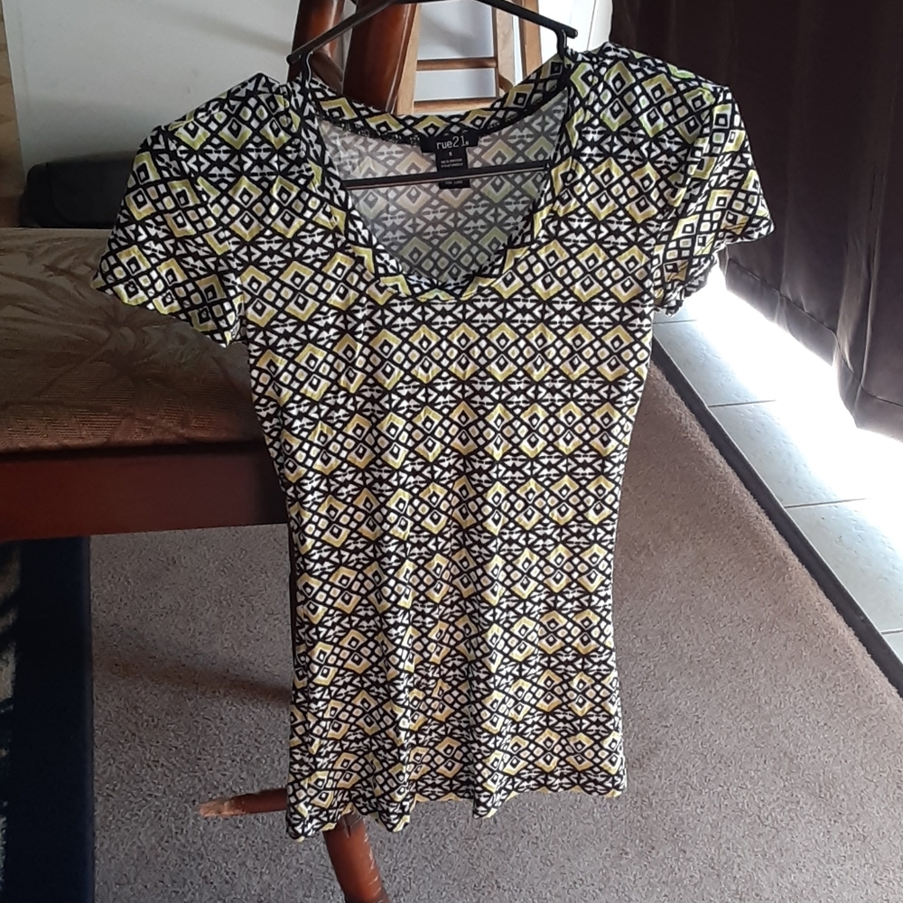 rue21 B/W/Y patterned short sleeve shirt / small